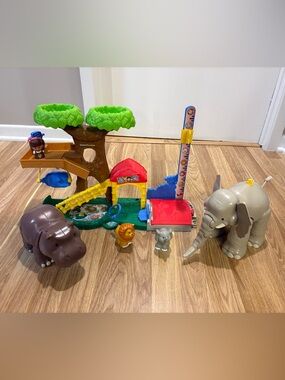 Zoo Friends Playset with Green Tree Canopy and Gray Elephant